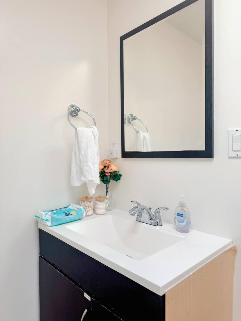 Coastal Comfort Homestay In West Los Angeles Exterior photo